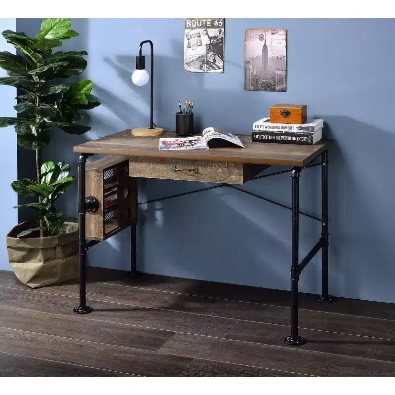 Bureau à piétement métallique