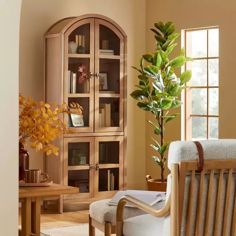 Enfilade en bois à quatre portes cintrées avec vitres encastrée