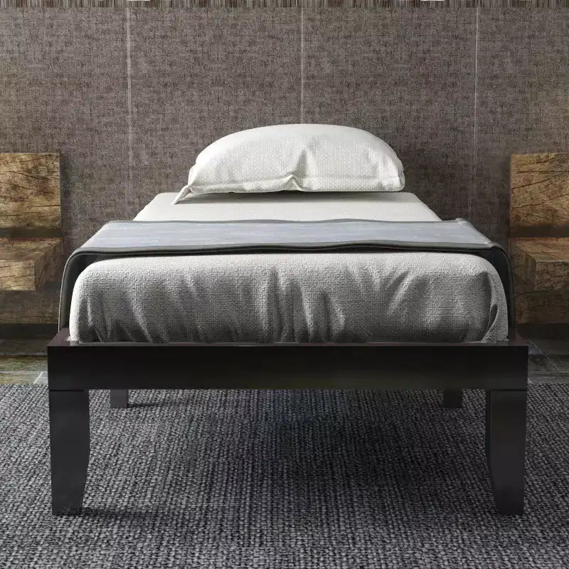 Cadre de lit en bois et matelas