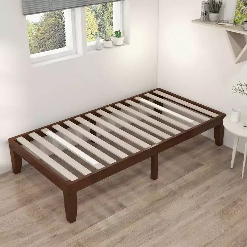 Cadre de lit en bois et matelas