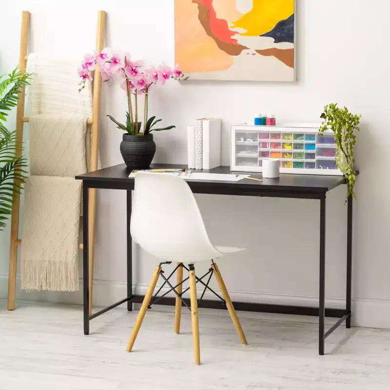 Bureau informatique basique au design minimaliste