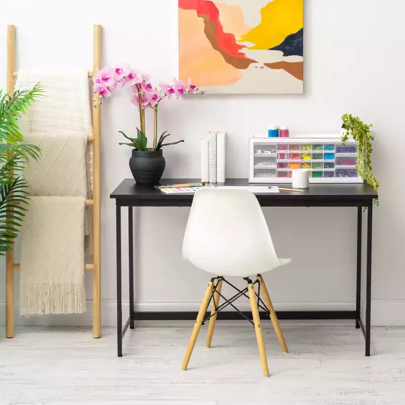 Bureau informatique basique au design minimaliste