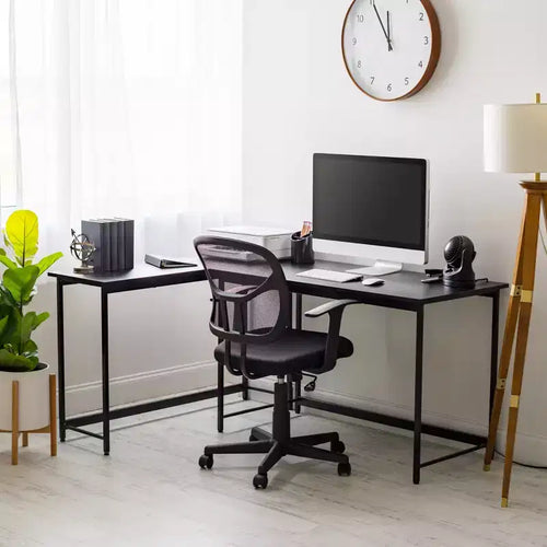 Bureau informatique basique au design minimaliste