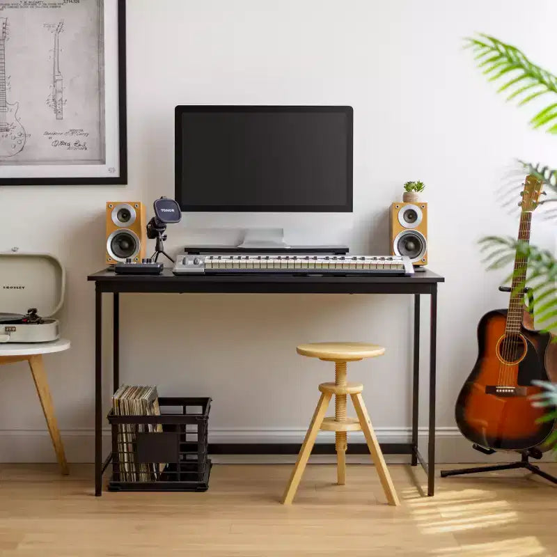 Bureau informatique basique au design minimaliste