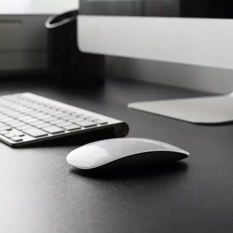 Bureau informatique basique au design minimaliste