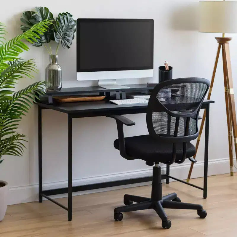 Bureau informatique basique au design minimaliste