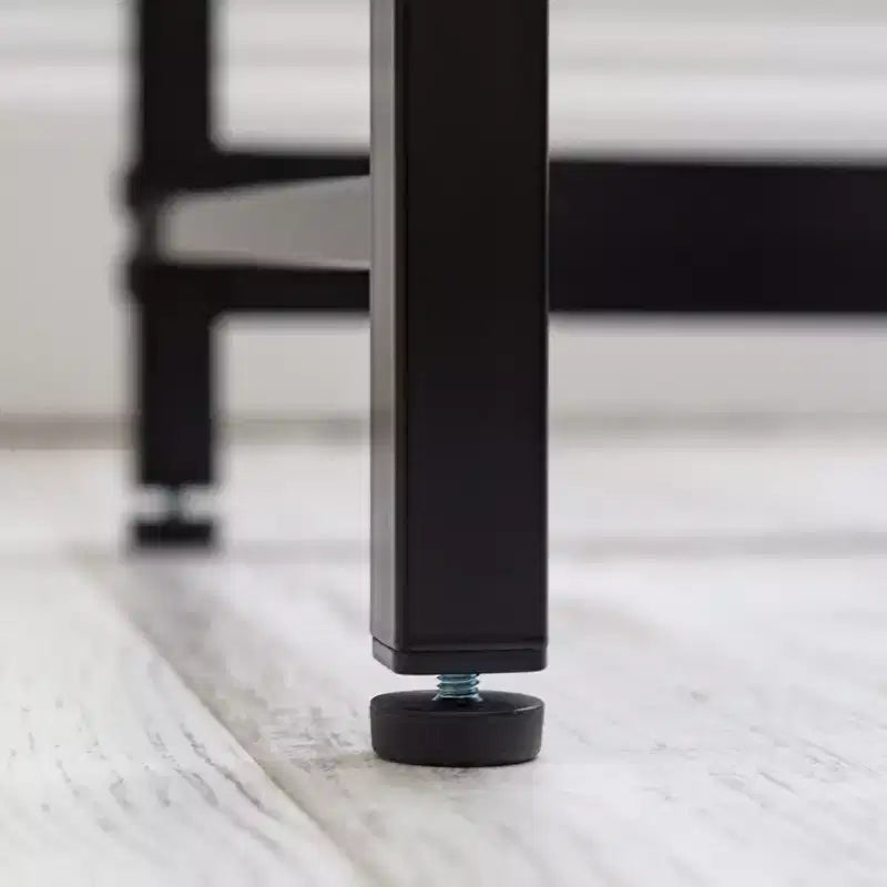 Bureau informatique basique au design minimaliste